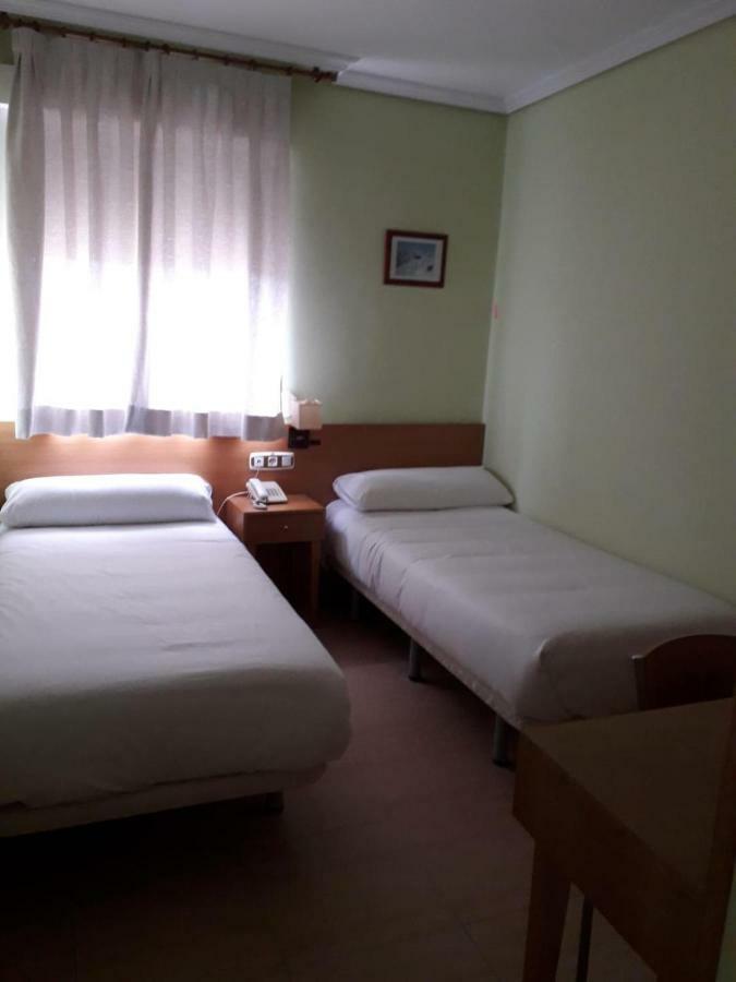 Hostal Los Batallones Torrejon de Velasco Extérieur photo